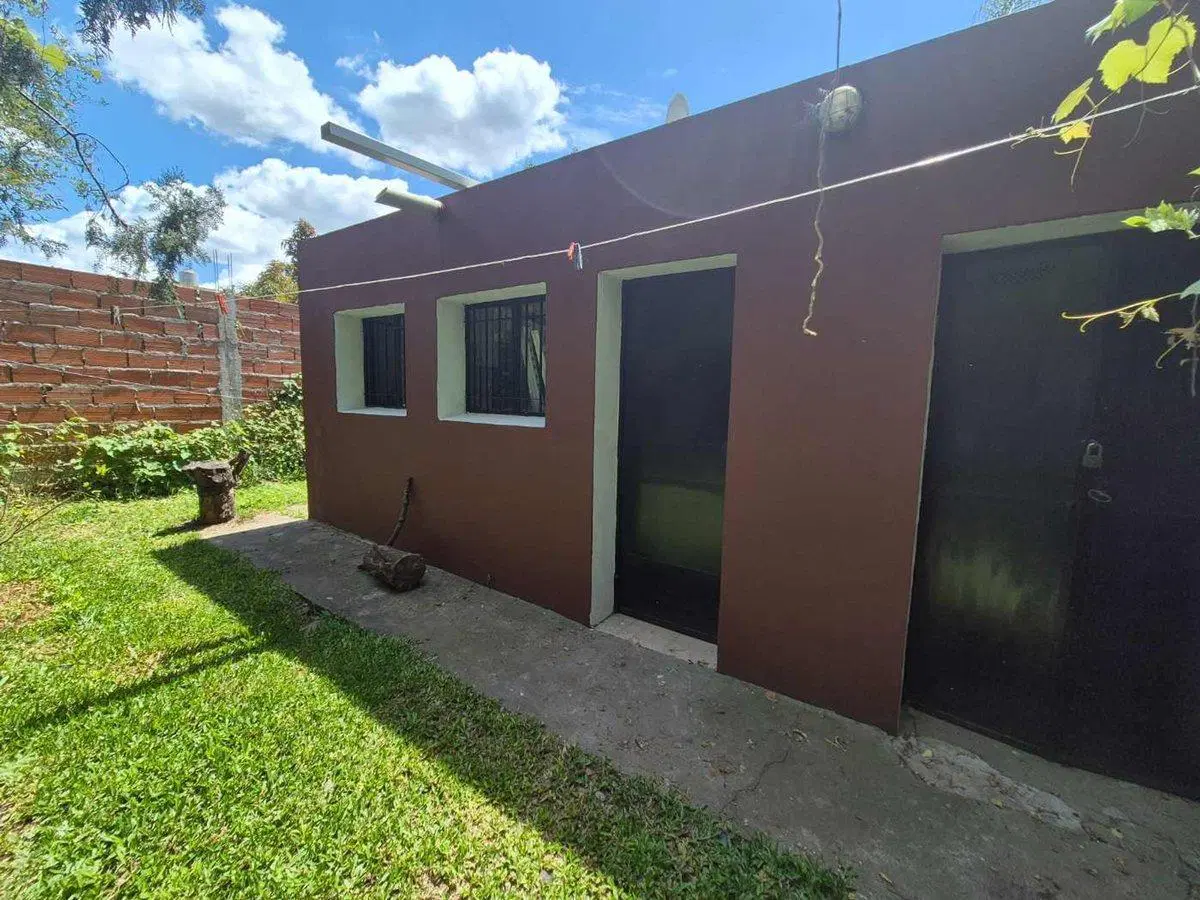 CASA EN VENTA CON PILETA CON LOTE LINDERO SICARDI 8