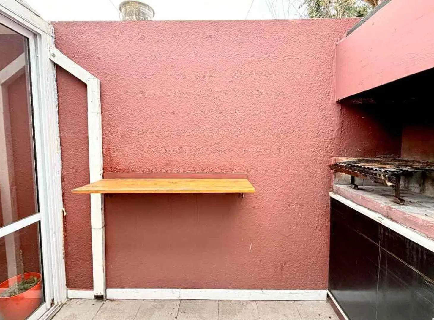 PH EN VENTA LA PLATA CON PATIO Y PARRILLA 2