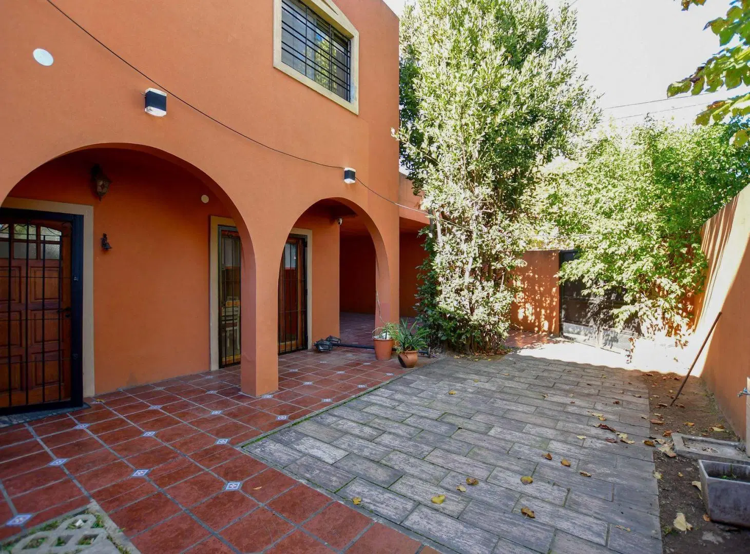 CASA EN VENTA QUILMES 4 DORMITORIOS 2