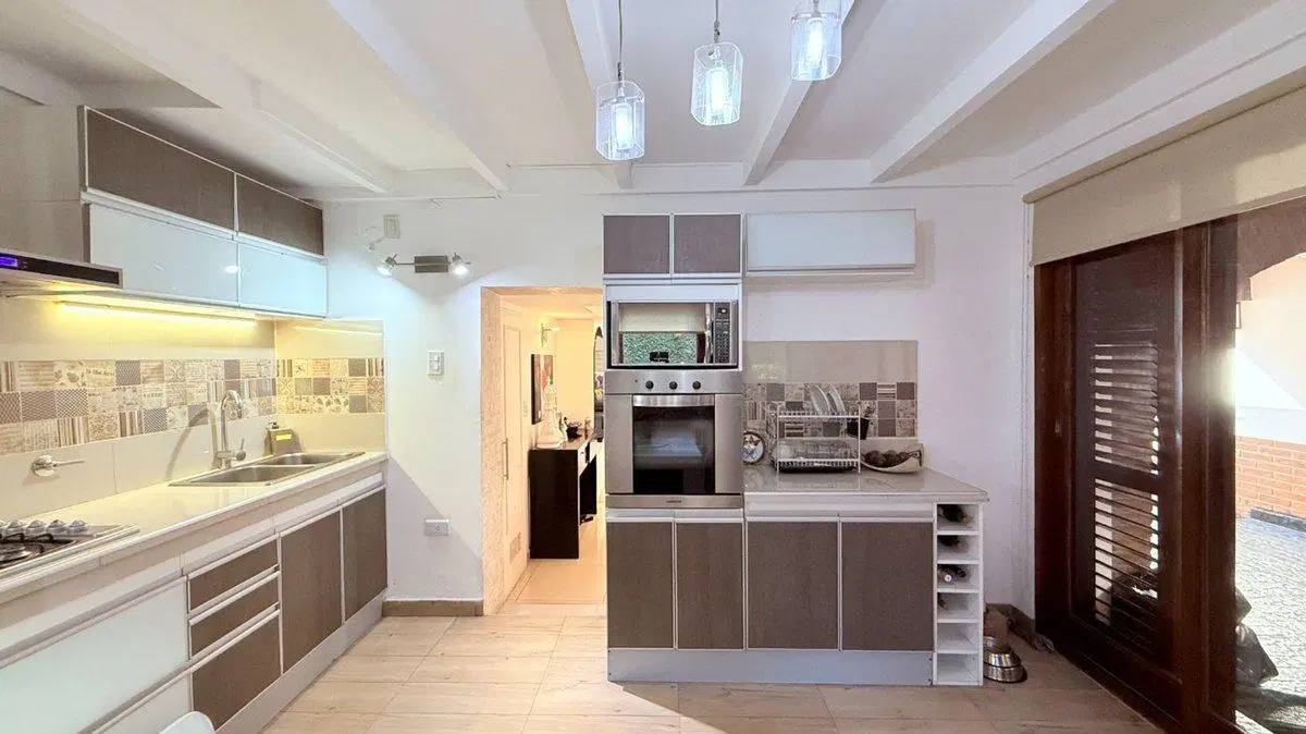CASA EN VENTA LA PLATA 3 DORMITORIOS COCHERA 4