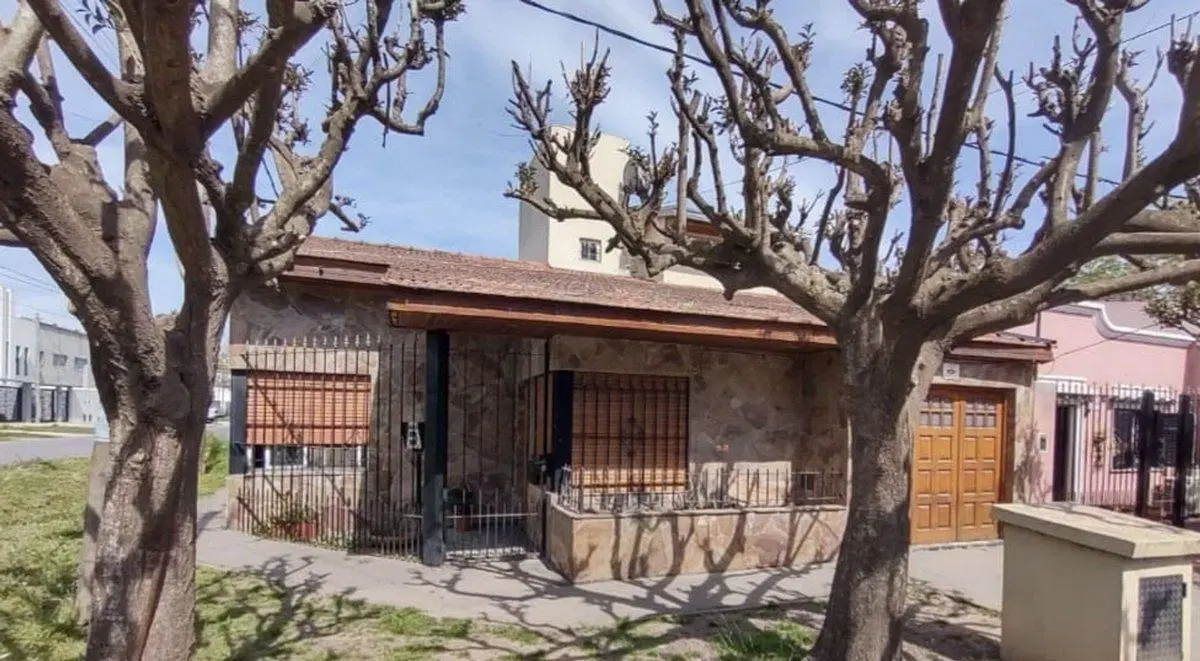 CASA EN VENTA LA PLATA 3 DORMITORIOS 2