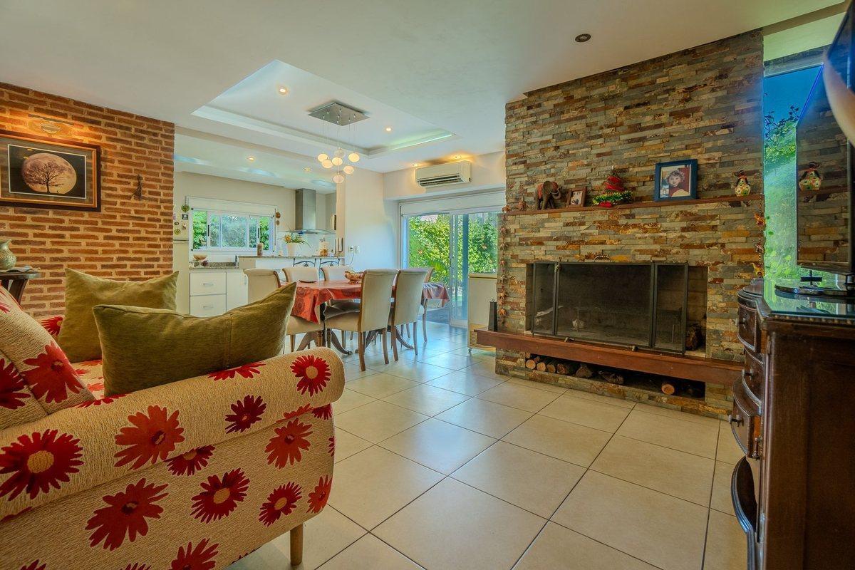Foto de CASA EN VENTA GONNET 3 DORMITORIOS APTA BANCO, imagen 4