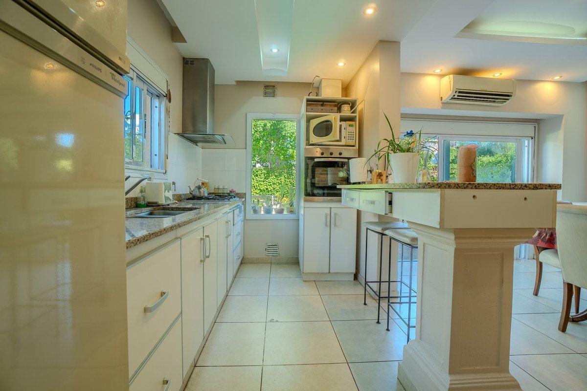 Foto de CASA EN VENTA GONNET 3 DORMITORIOS APTA BANCO, imagen 3