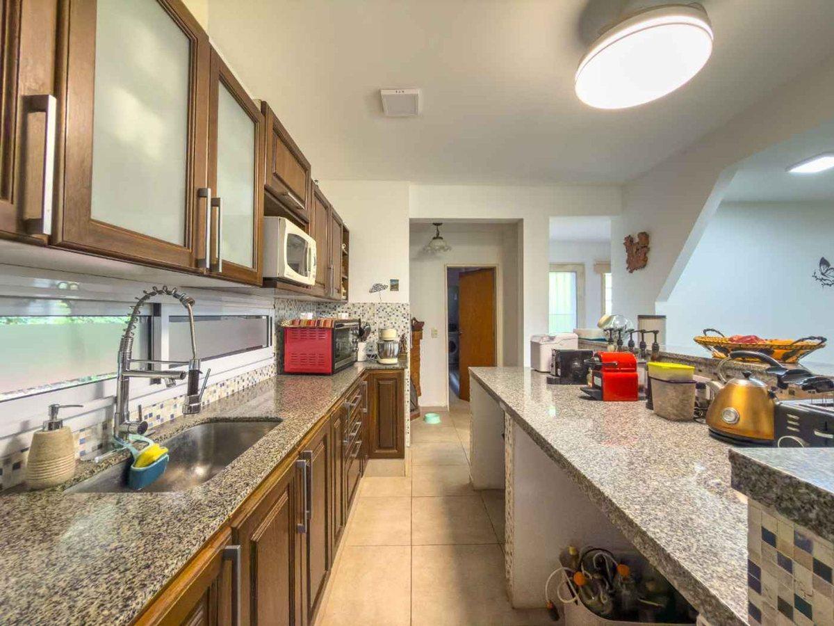 Foto de CASA VENTA OLMOS PARQUE PILETA QUINTA CHACRA, imagen 1