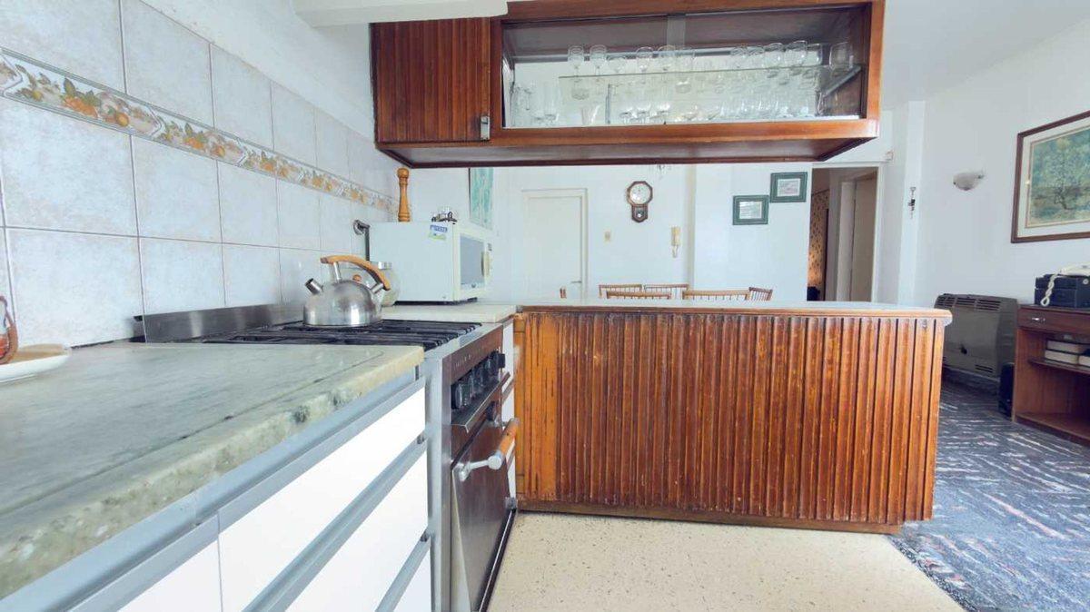 Foto de CASA VENTA LA PLATA CON LOCAL COMERCIAL Y COCHERA, imagen 2