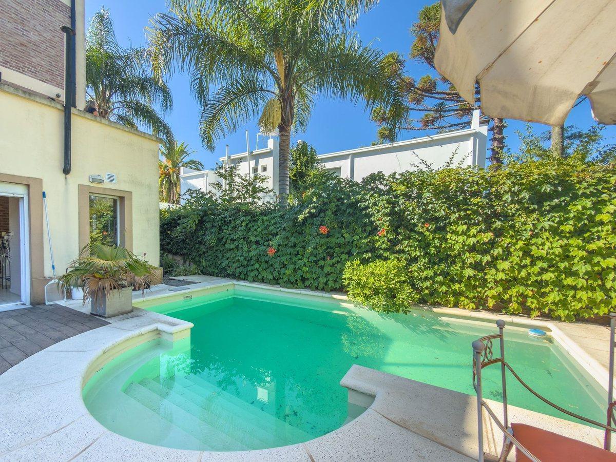 Foto de CASA EN VENTA GONNET 3 DORMITORIOS APTA BANCO, imagen 2