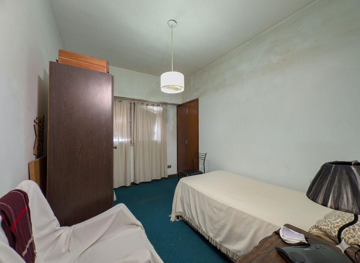 Foto de CASA VENTA LA PLATA 4 DORMITORIOS COCHERA PARQUE, imagen 5