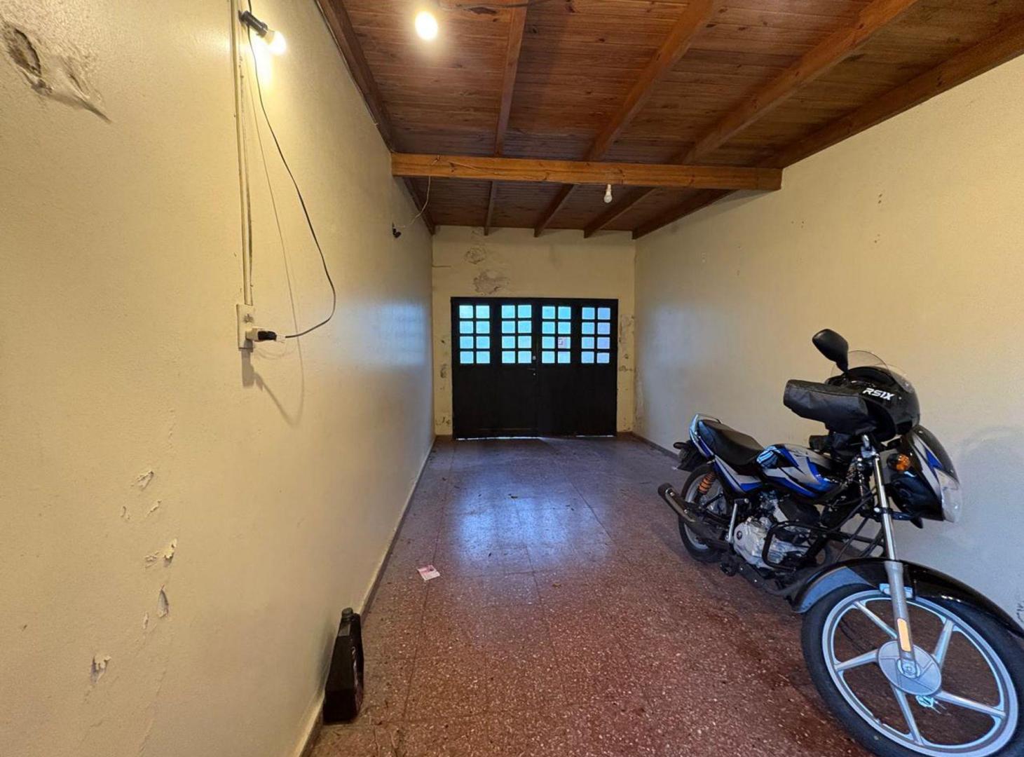 Foto de CASA EN VENTA LOS HORNOS 3 DORMITORIOS JARDIN, imagen 3