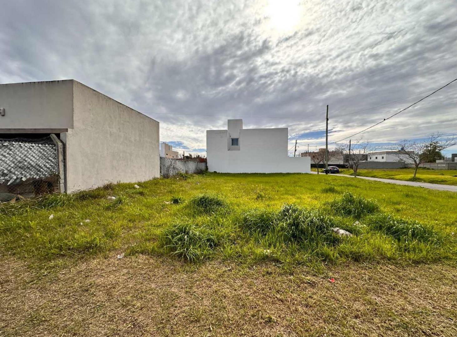 Foto de LOTE EN ESQUINA VENTA BARRIO ABIERTO NUEVO LORENZO, imagen 2