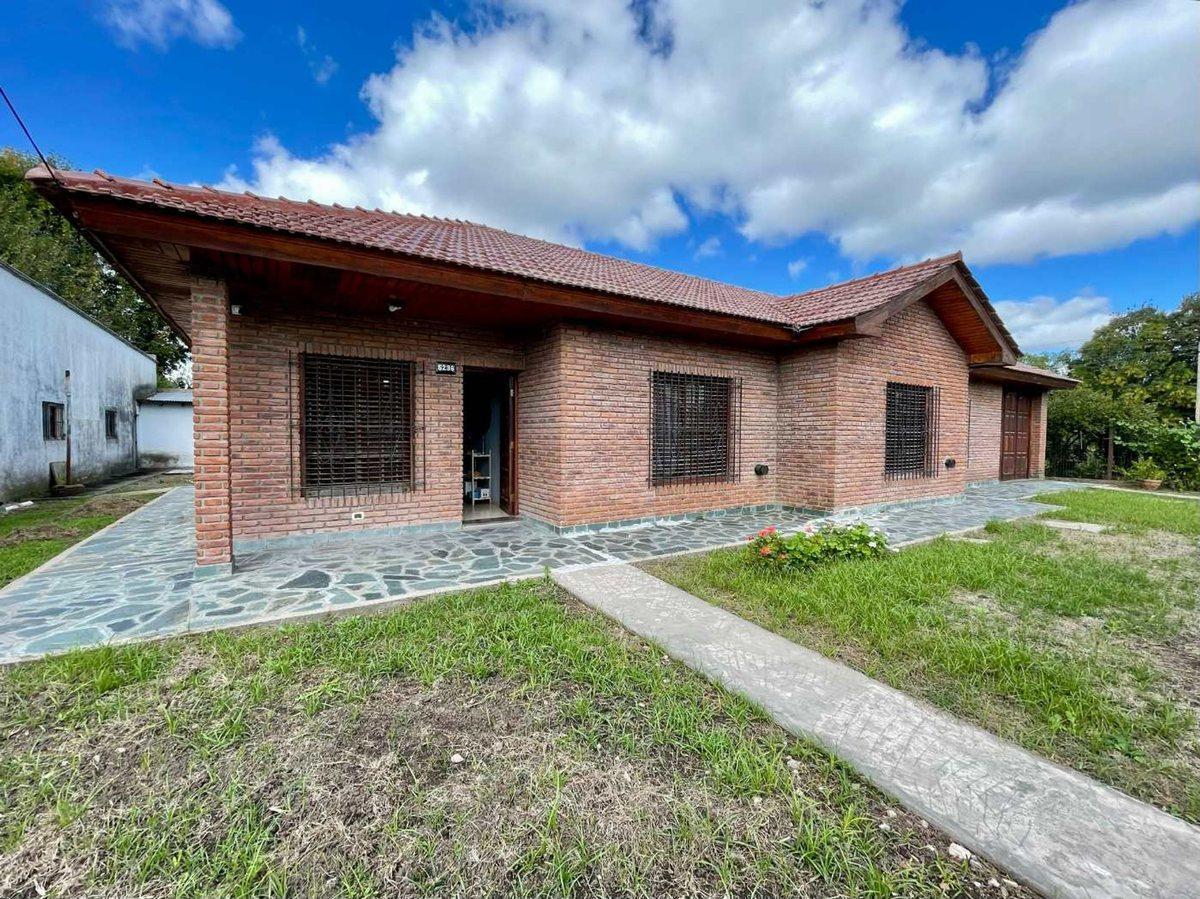 Foto de CASA EN VENTA TIPO CHALET + GALPON OLMOS LA PLATA, imagen 2