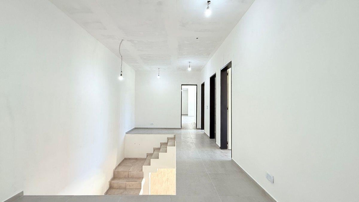 Foto de CASA EN VENTA LA REJA 4 HABITACIONES PILETA, imagen 2