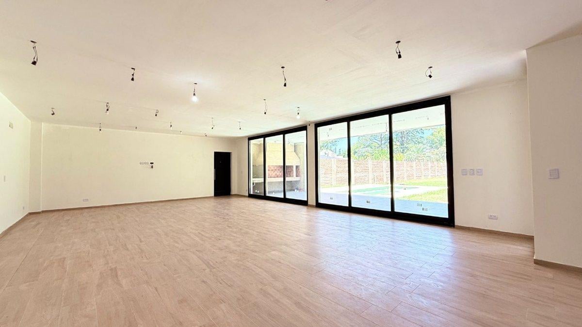 Foto de CASA EN VENTA LA REJA 4 HABITACIONES PILETA, imagen 4