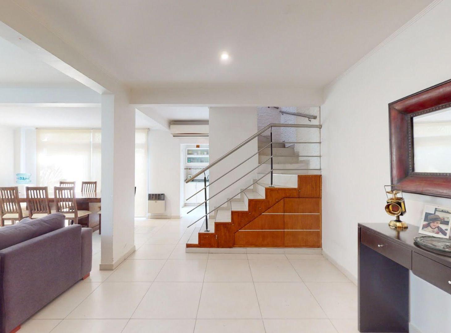 Foto de CASA TIPO TRIPLEX EN VENTA- LA PLATA, imagen 1