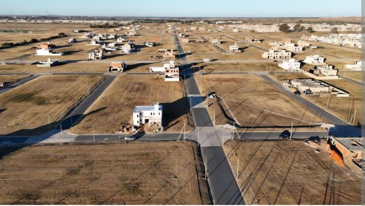 Foto de VENTA LOTE RESIDENCIAL CAMPOS DE MANANTIALES 312 m2 FONDO NORTE, imagen 2