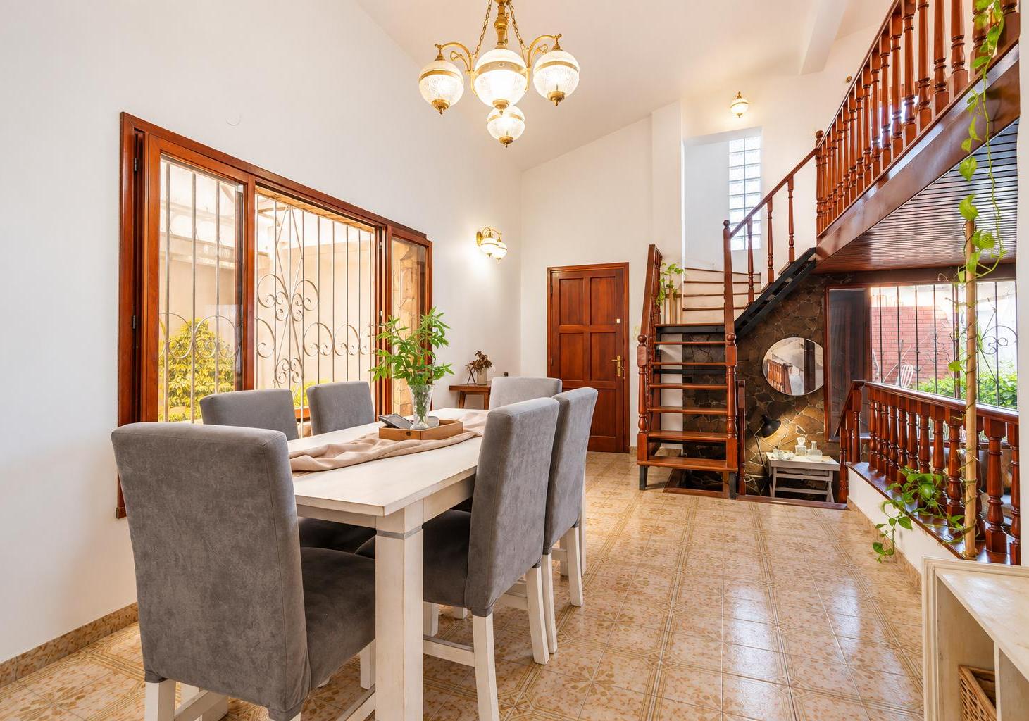 Foto de CASA EN VENTA- 5 AMBIENTES-COCHERA-PATIO-TERRAZA- Lomas de Zamora, imagen 1