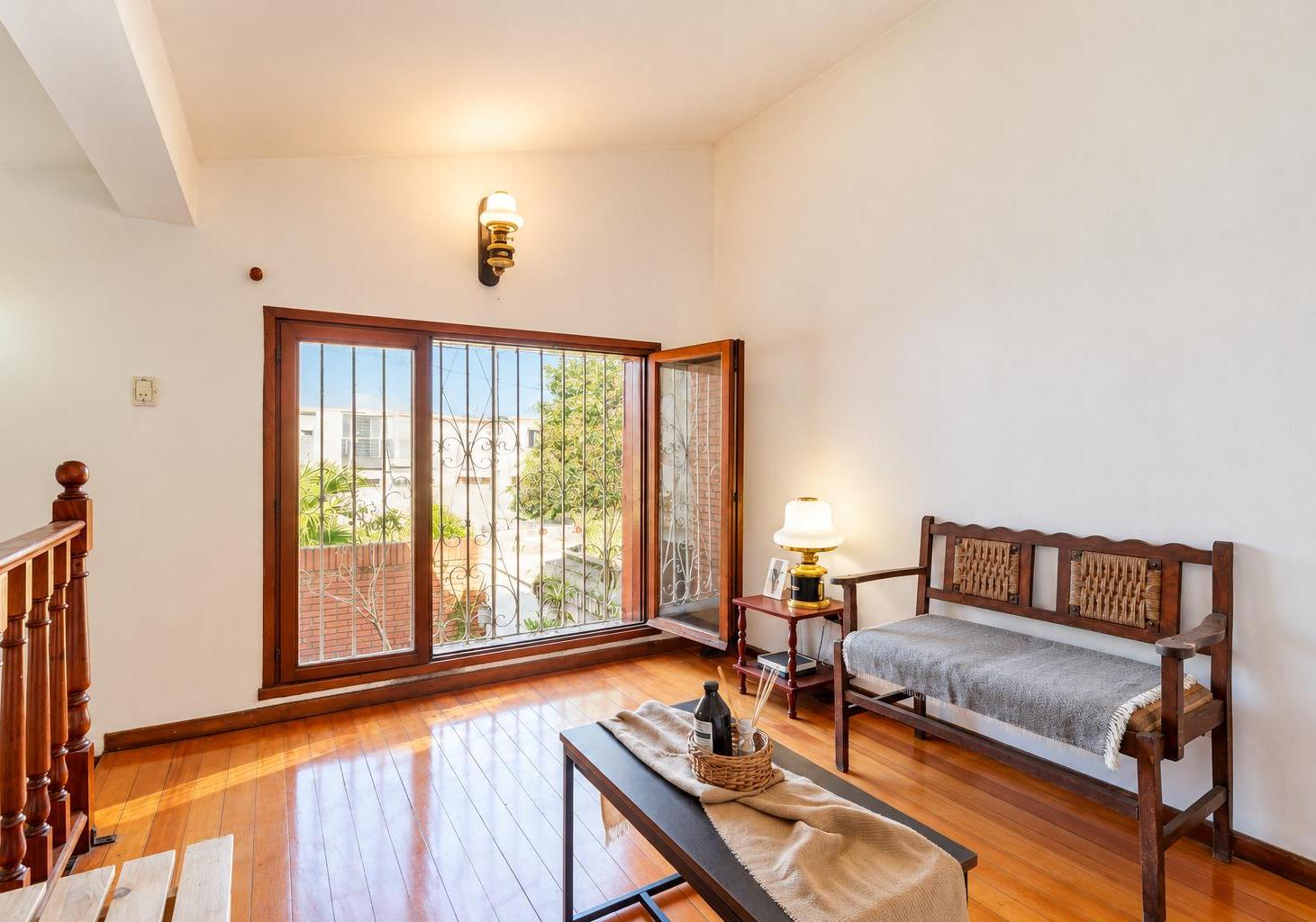 Foto de CASA EN VENTA- 5 AMBIENTES-COCHERA-PATIO-TERRAZA- Lomas de Zamora, imagen 4