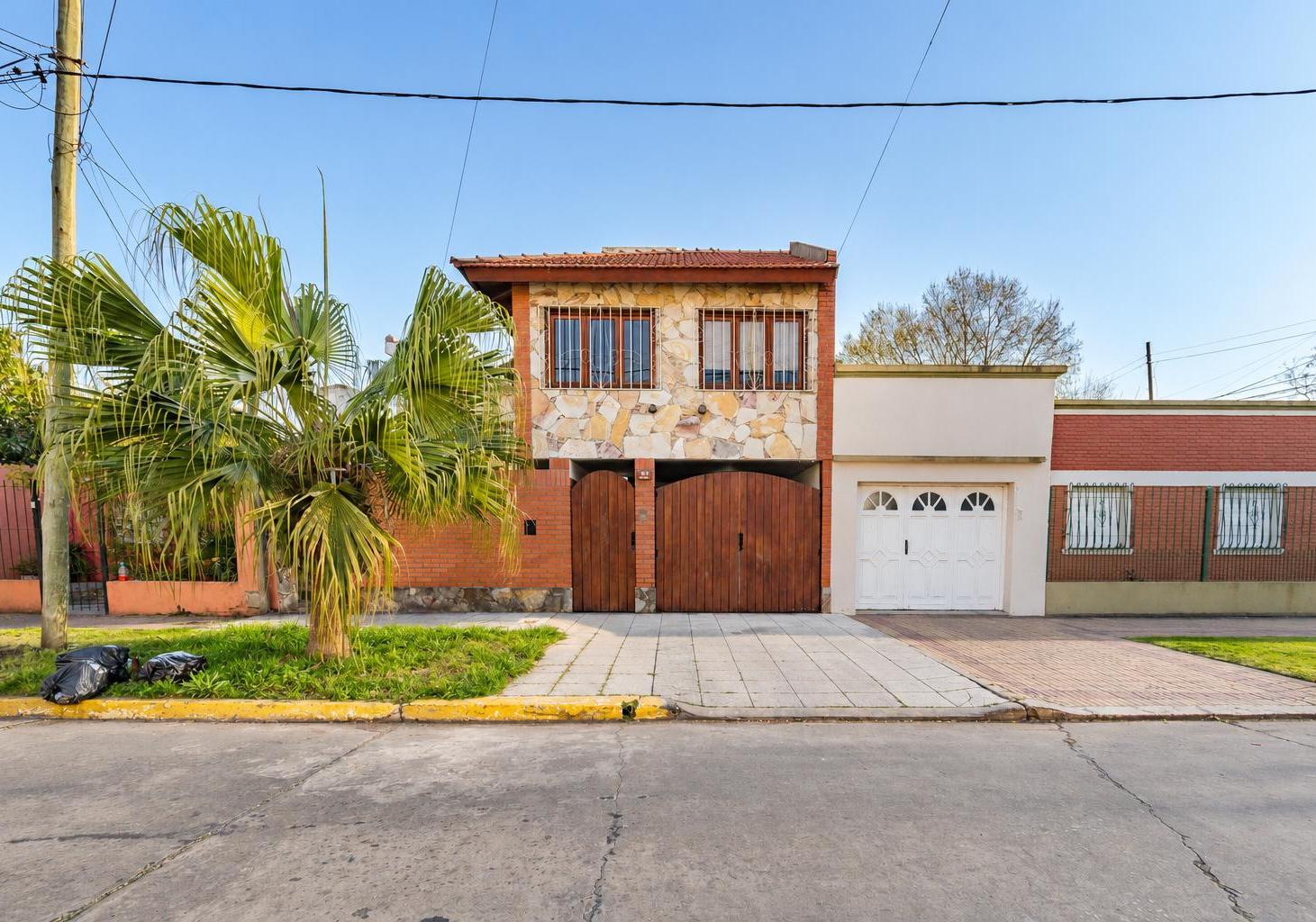 Foto de CASA EN VENTA- 5 AMBIENTES-COCHERA-PATIO-TERRAZA- Lomas de Zamora, imagen 2