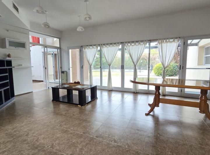 Casa en ALQUILER y/o venta - Moderna c/ quincho, pileta, jardín, cochera 4 autos - CAMPOS DE ALVAREZ 2