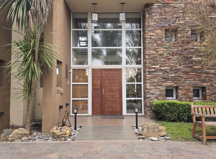 Casa en ALQUILER y/o venta - Moderna c/ quincho, pileta, jardín, cochera 4 autos - CAMPOS DE ALVAREZ 3