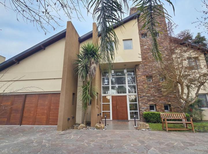 Casa en ALQUILER y/o venta - Moderna c/ quincho, pileta, jardín, cochera 4 autos - CAMPOS DE ALVAREZ 1