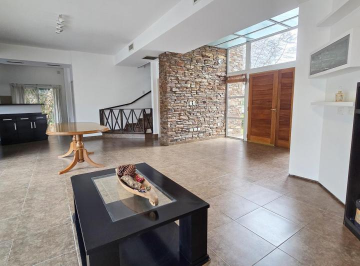 Casa en ALQUILER y/o venta - Moderna c/ quincho, pileta, jardín, cochera 4 autos - CAMPOS DE ALVAREZ 4