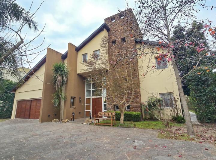 Casa en ALQUILER y/o venta - Moderna c/ quincho, pileta, jardín, cochera 4 autos - CAMPOS DE ALVAREZ 5