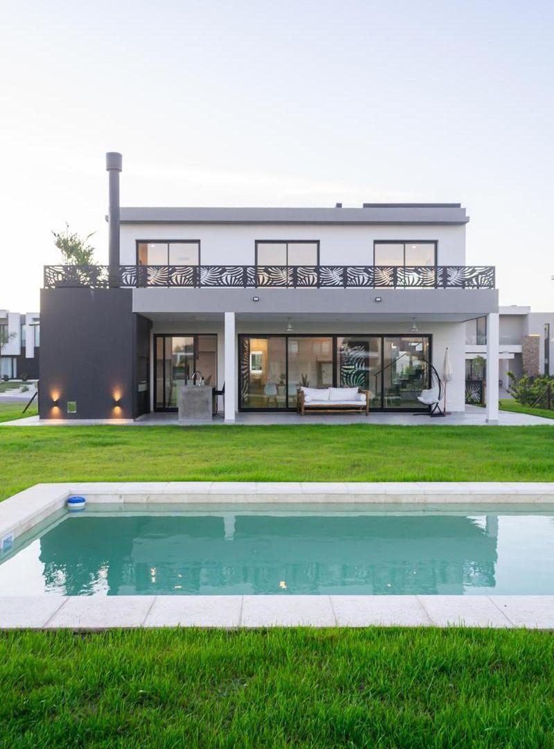 VENTA Hermosa Casa Diseño y Confort TERRALAGOS EL MEJOR BARRIO DE CANNING LOTE 552