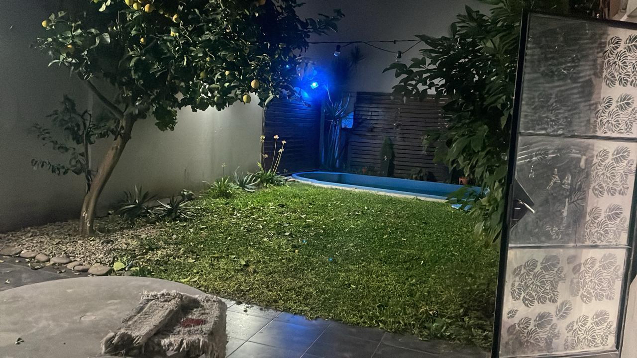 CASA EN VILLA DEVOTO, CON PARQUE, DISEÑO Y CONFORT. IMPERDIBLE!!!