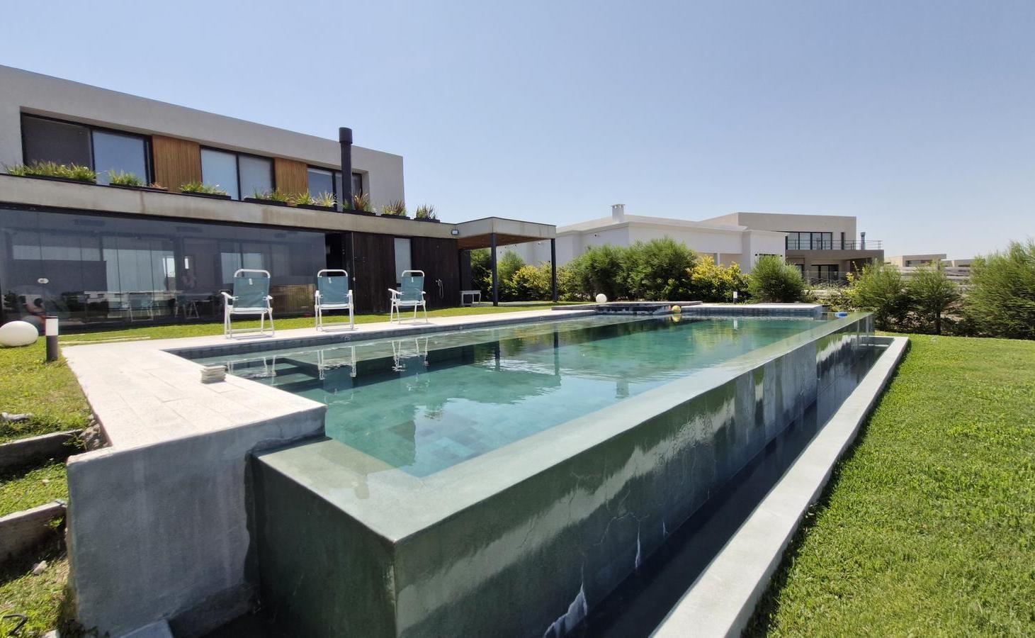 Alquiler amoblado Casa de 5 Amb a la Lag con Muelle Propio, Piscina Inf. Jacuzzi y Quincho Vidriado