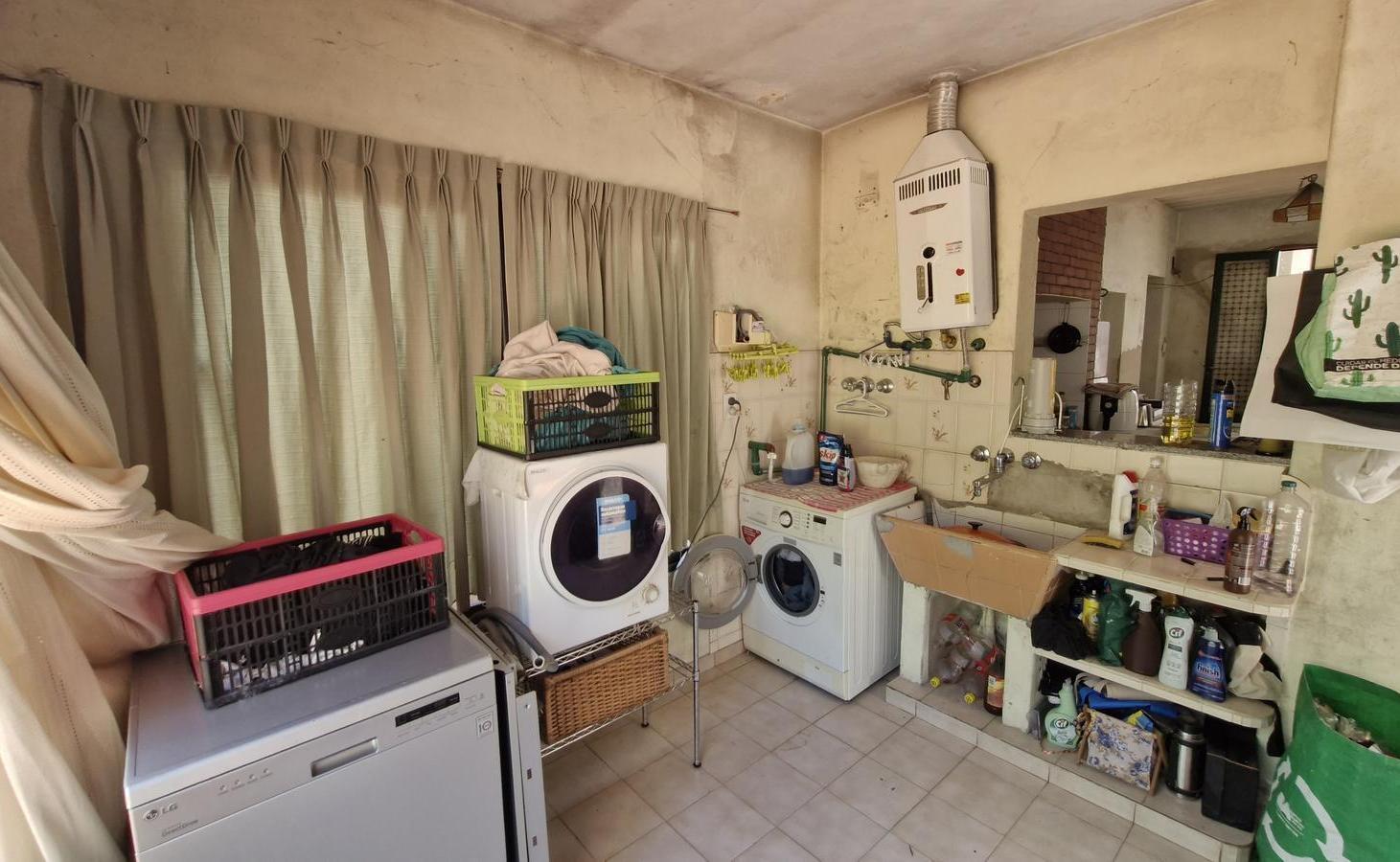 CASA EN VENTA DE 6 AMBIENTES CON UN JARDÍN PATIO LUMINOSO