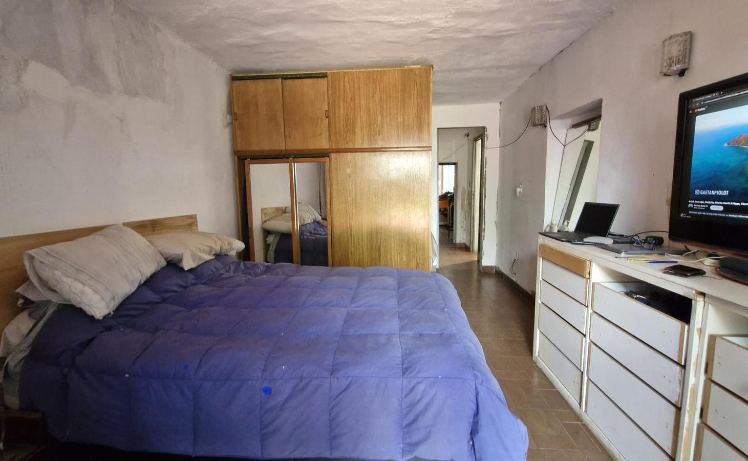 CASA EN VENTA DE 6 AMBIENTES CON UN JARDÍN PATIO LUMINOSO