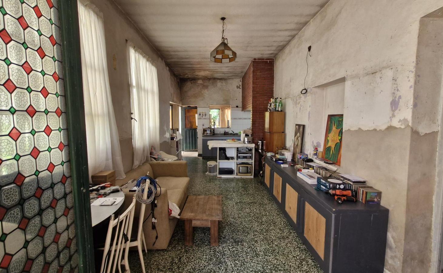 CASA EN VENTA DE 6 AMBIENTES CON UN JARDÍN PATIO LUMINOSO