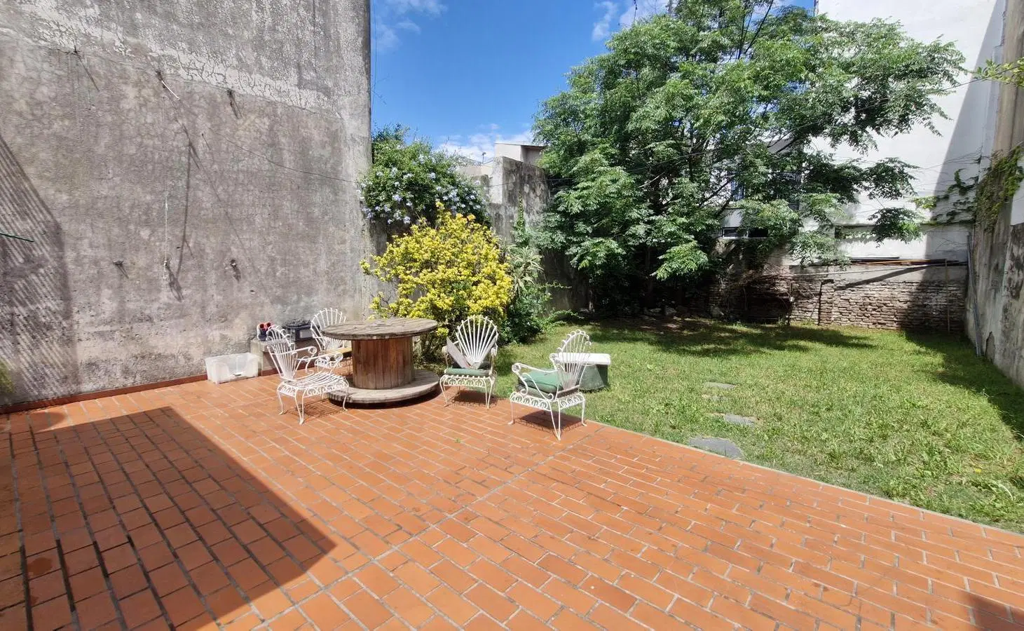 CASA EN VENTA DE 6 AMBIENTES CON UN JARDÍN PATIO LUMINOSO 5