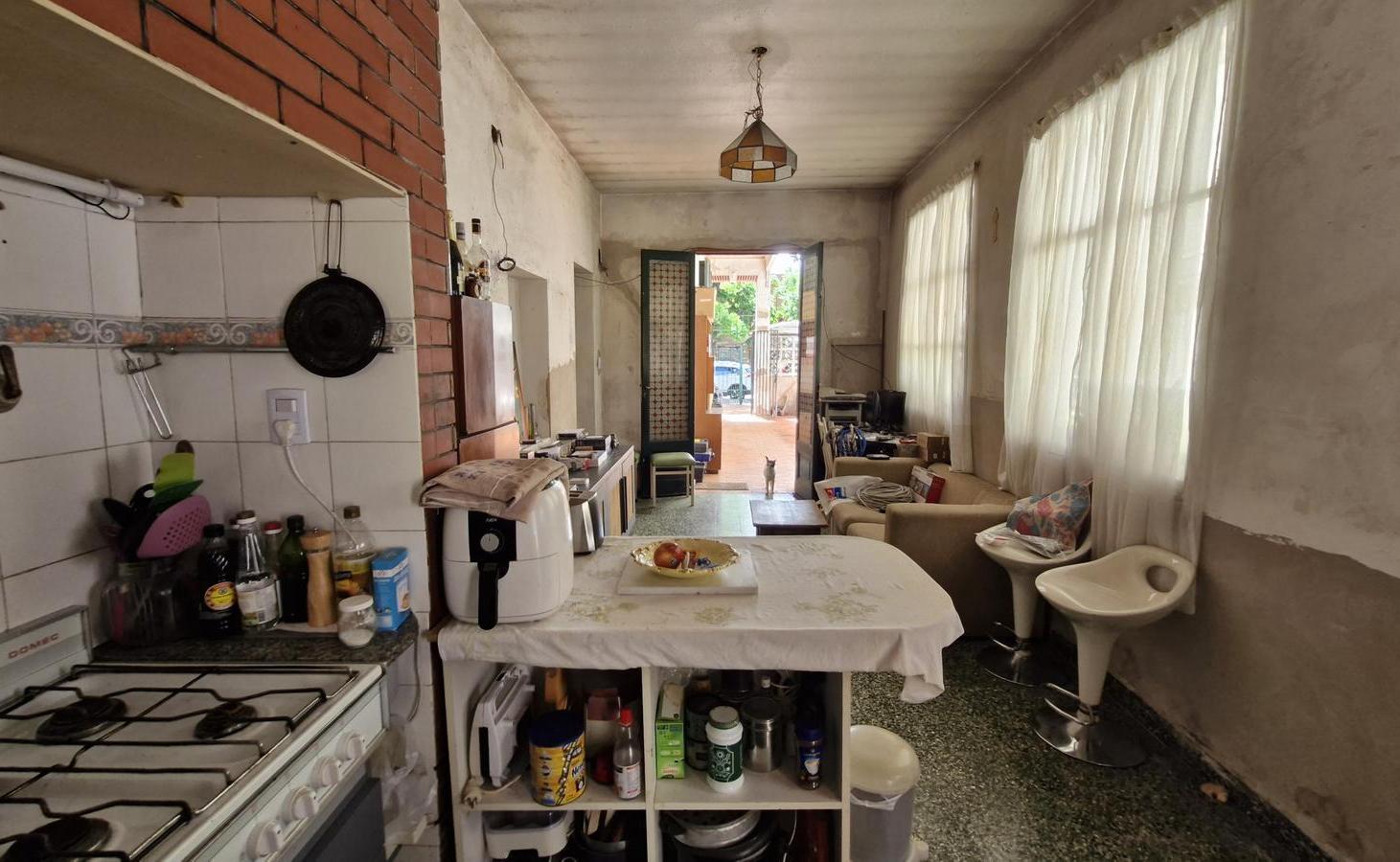 CASA EN VENTA DE 6 AMBIENTES CON UN JARDÍN PATIO LUMINOSO
