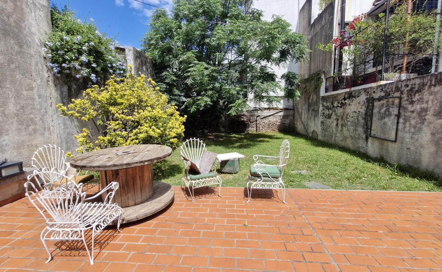 CASA EN VENTA DE 6 AMBIENTES CON UN JARDÍN PATIO LUMINOSO