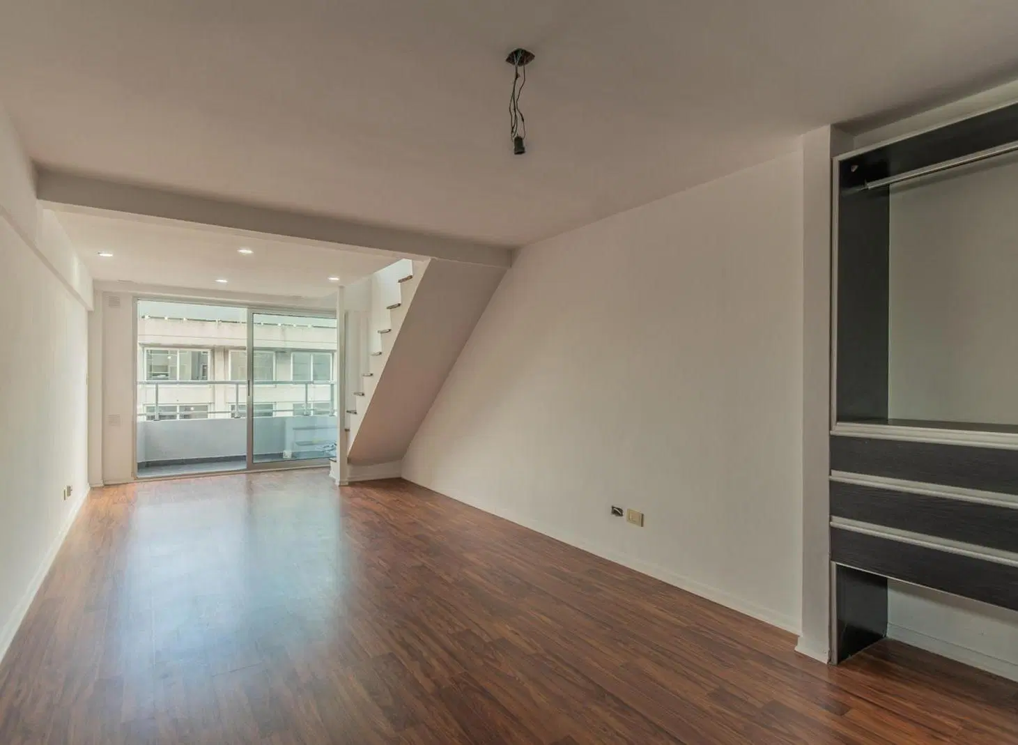 Departamento en venta de 2 ambientes en dúplex con cochera en Caballito 2