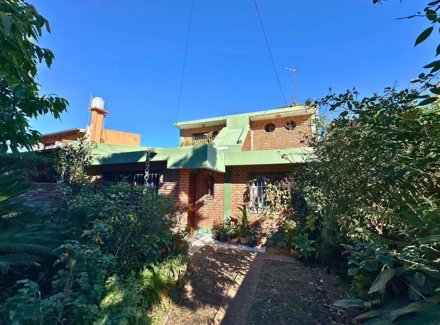 Venta Casa 5 ambientes con pileta y quincho, Castelar Norte Ituzaingo