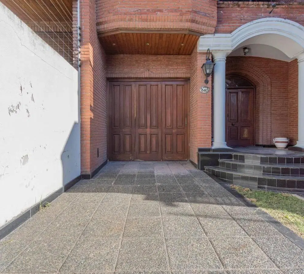 VENTA - IMPONENTE CASA - LOMAS DE ZAMORA - SE TOMA PERMUTA 3