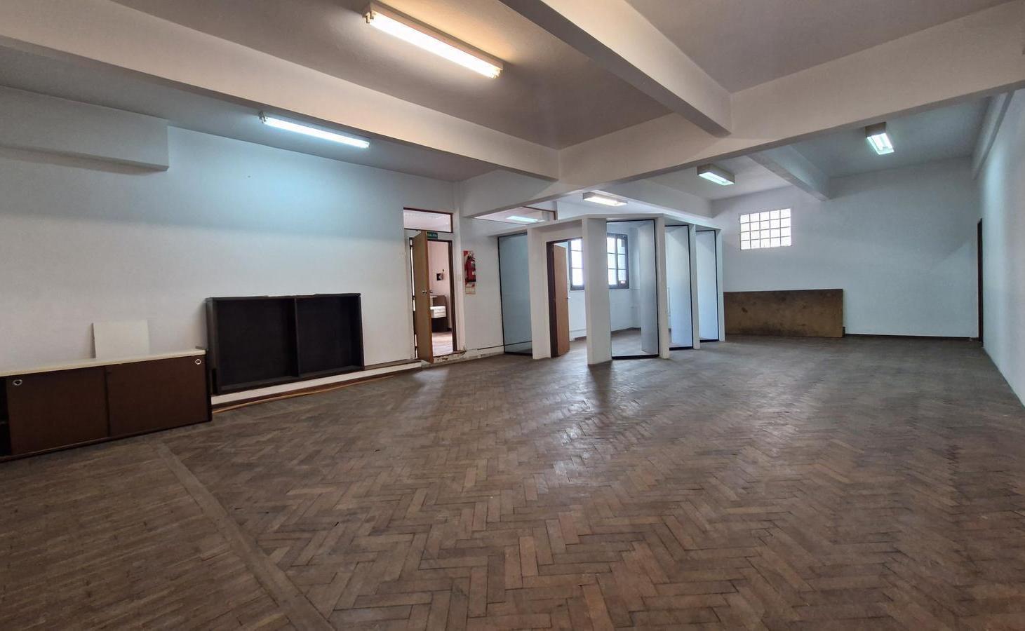 Foto de GRAN PLANTA DE OFICINA EN MONSERRAT – 475 M² CUBIERTOS, imagen 2