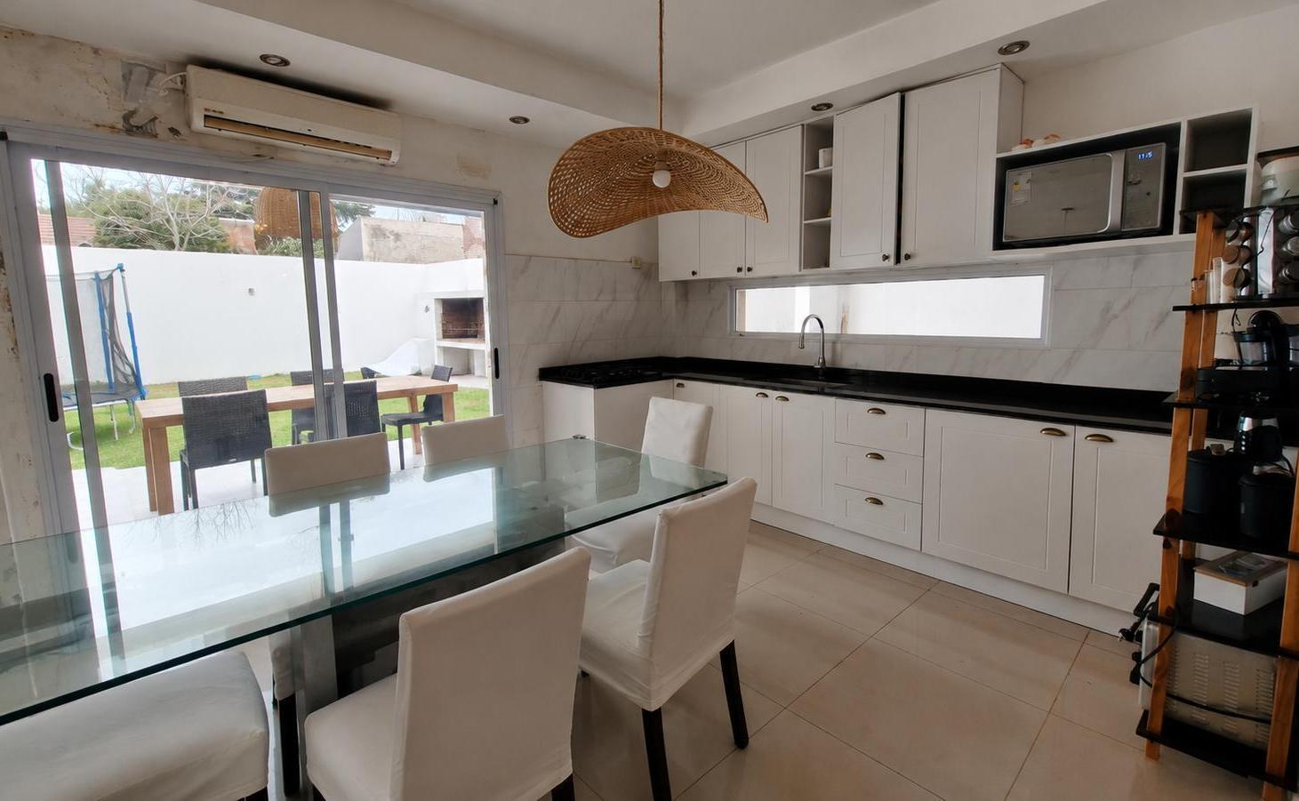 Foto de Casa en Planta con Cochera, Jardín, Parrilla y Potencial de Ampliación, imagen 2