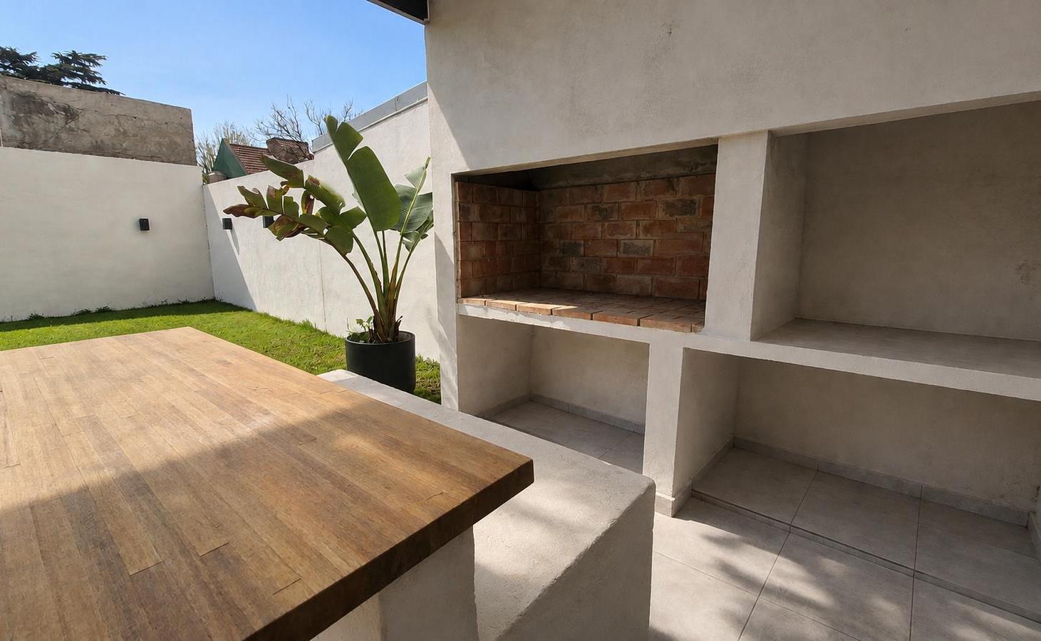 Foto de Casa en Planta con Cochera, Jardín, Parrilla y Potencial de Ampliación, imagen 3