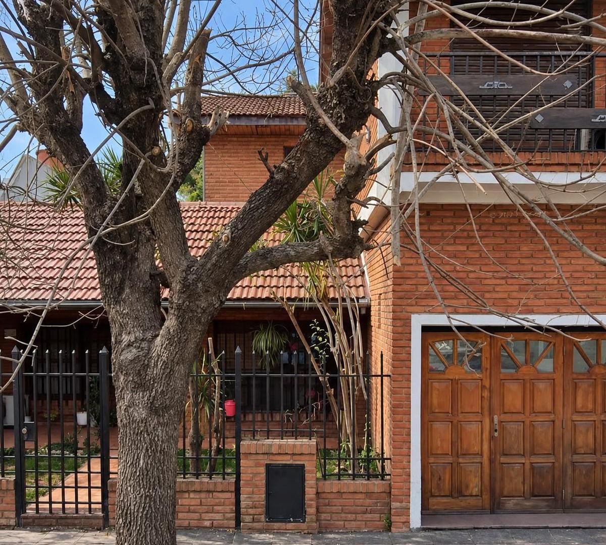 Foto de Casa en Caseros OPORTUNIDAD! 3AMB.CON TERRAZA ,GARAGE Y QUINCHO!, imagen 2