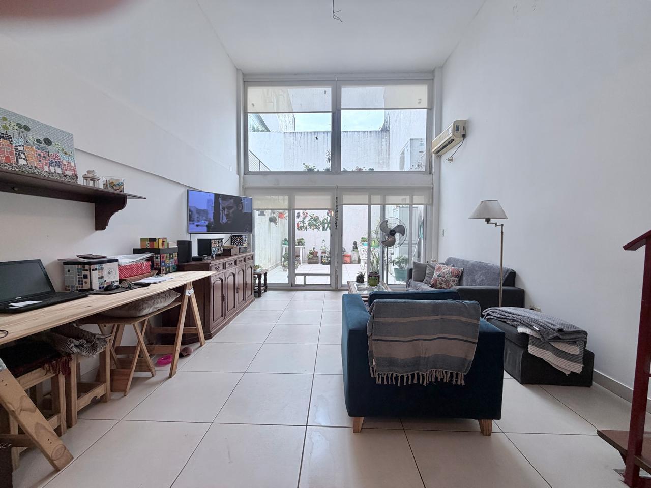 Foto de VENTA DEPTO. 2 AMBIENTES EN DÚPLEX CON GRAN PATIO PROPIO Y MUCHO, imagen 3