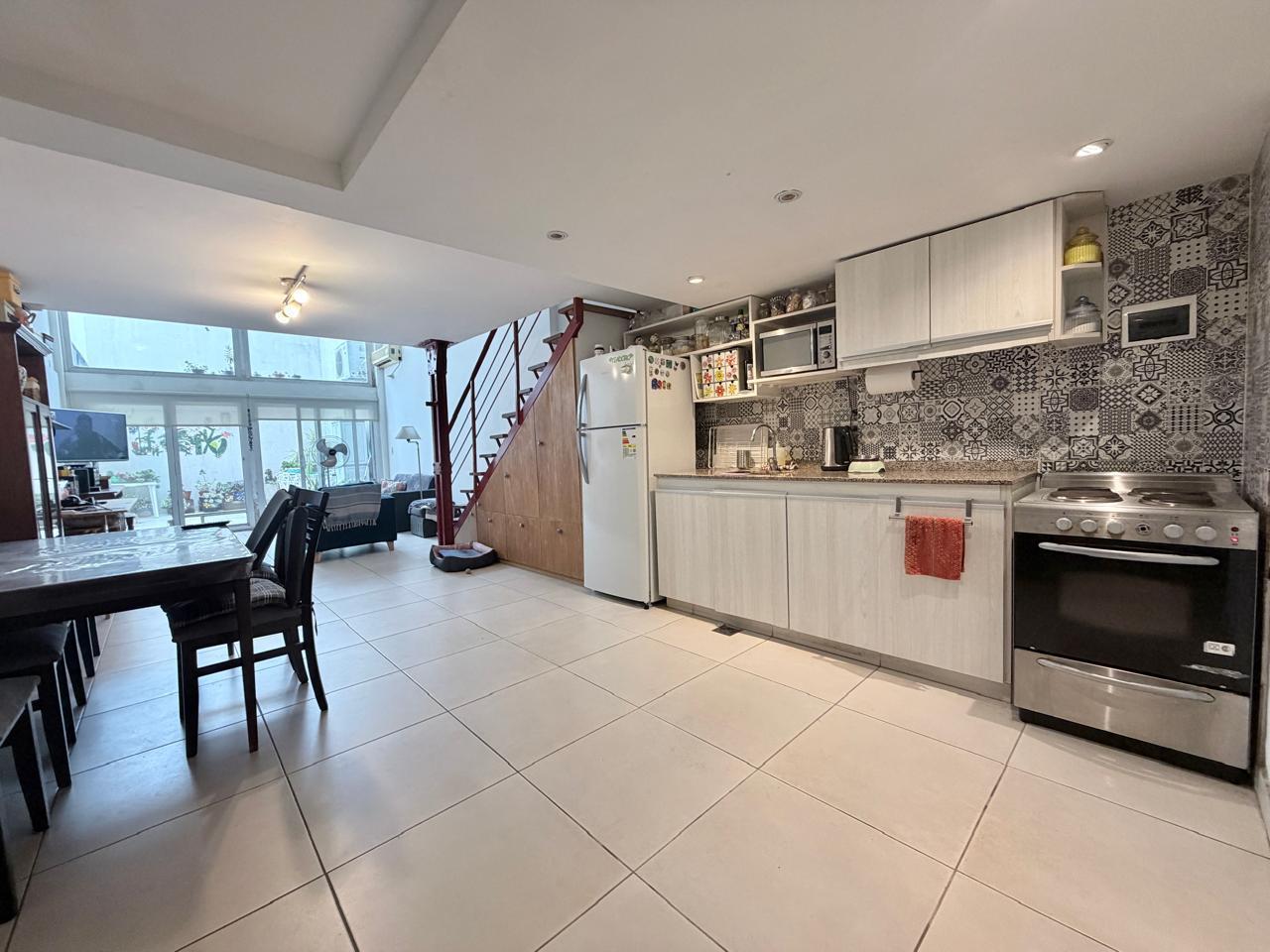 Foto de VENTA DEPTO. 2 AMBIENTES EN DÚPLEX CON GRAN PATIO PROPIO Y MUCHO, imagen 1
