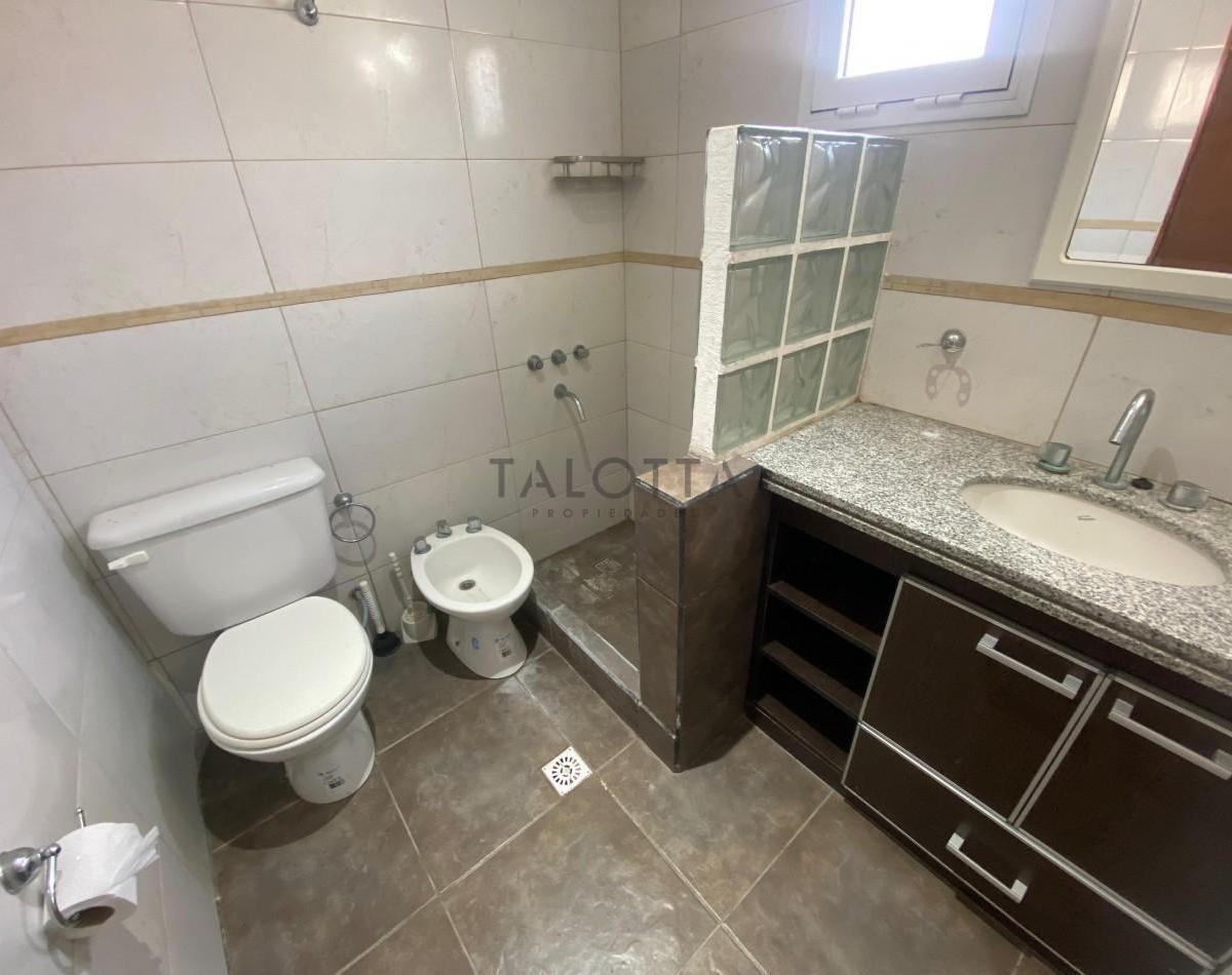 Venta de Complejo de Departamentos a 30 m de La Costanera 5
