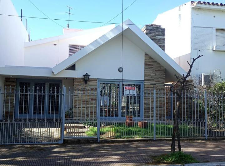 Alquiler Casa de categoría, con dpto arriba, excelente zona 1