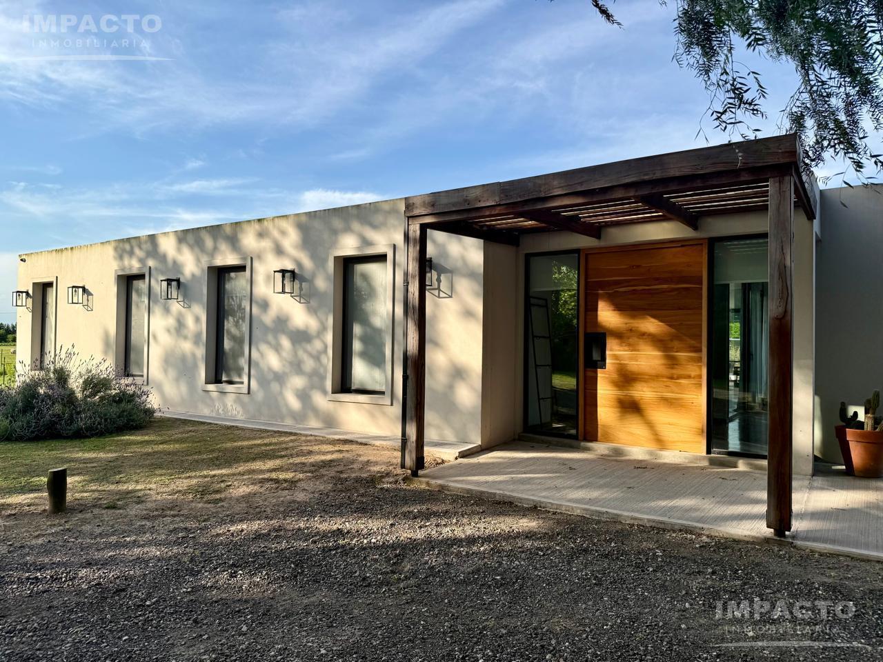 Foto de En venta Casa 5 ambientes en Cañuelas - Con piscina y estilo moderna, imagen 2
