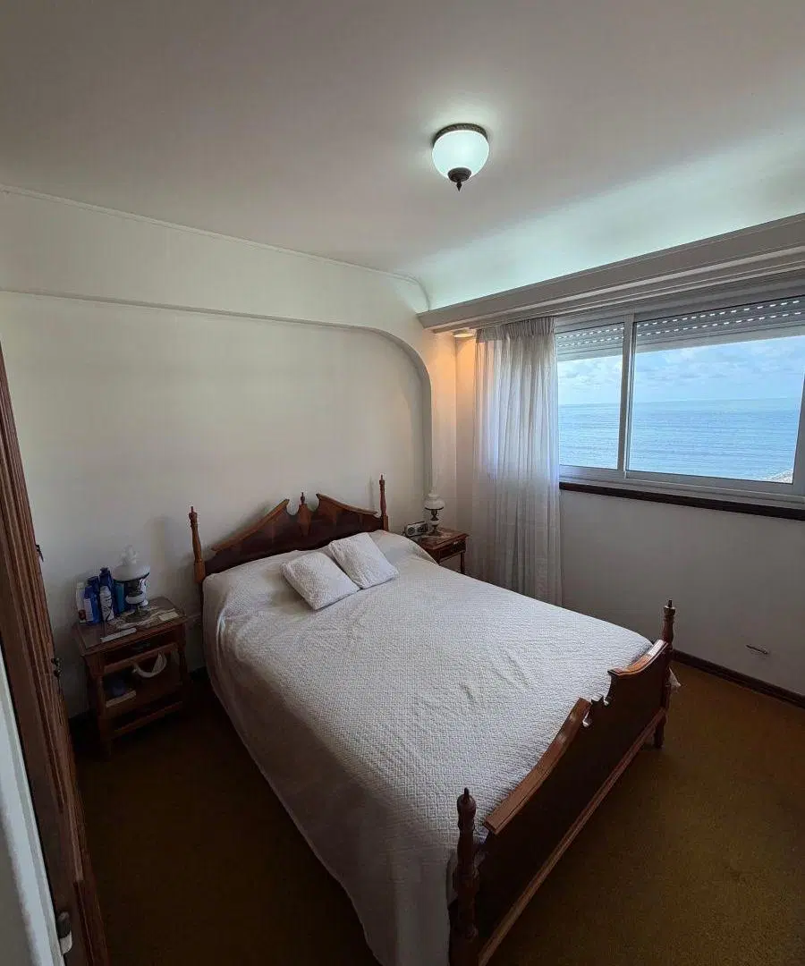 VENTA 4 AMB CON COCHERA Y BAULERA. EXCELENTE VISTA AL MAR. ZONA VARESE 1