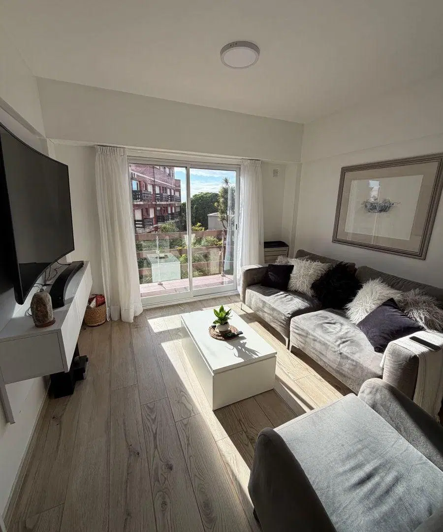 VENTA. DEPARTAMENTO DE 2 AMB CON COCHERA Y BAULERA. ZONA VARESE 4
