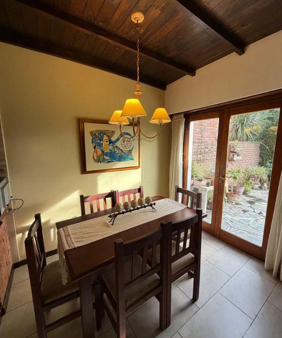 VENTA. CASA 5 AMBIENTES. BARRIO SAN CARLOS 5